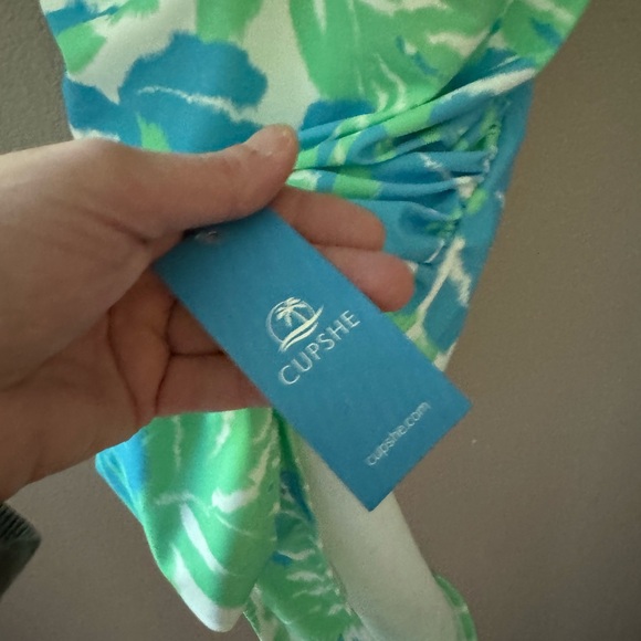 Women’s Cupshe one piece tropical swimsuit medium - Picture 2 of 8